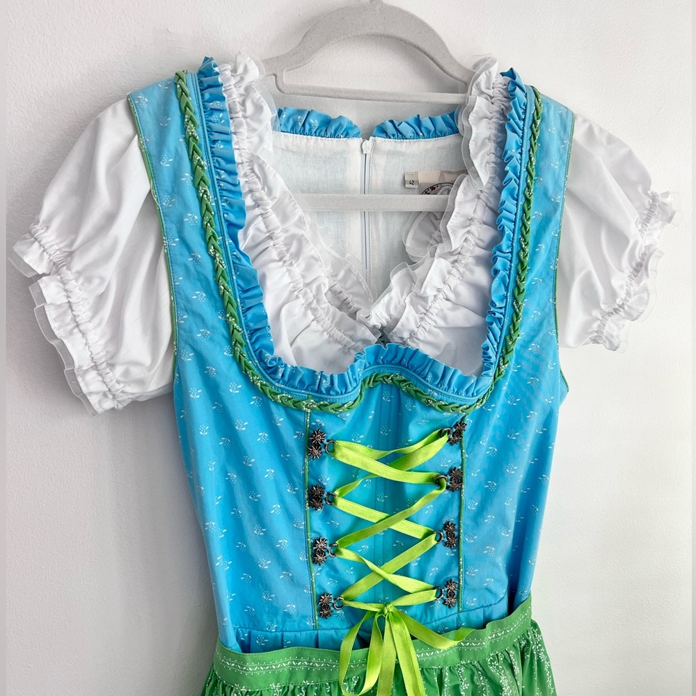 Vintage Oktoberfest Dirndl Country Lady with clutch